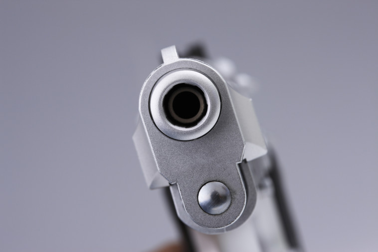 טרם התברר כיצד הגיע הפעוט לאקדח