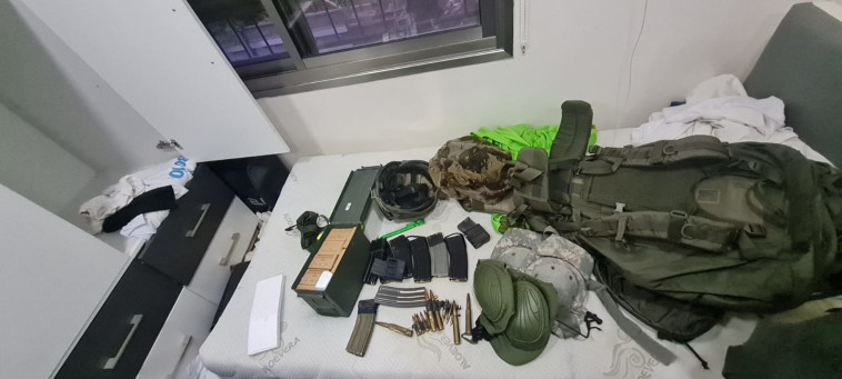 הציוד שנמצא אצל החשודים בהלבנת הון ועבירות כלכליות