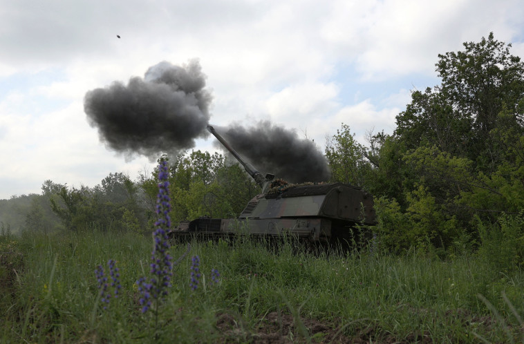 ירי ארטילרי של הצבא האוקראיני (צילום: Getty images)