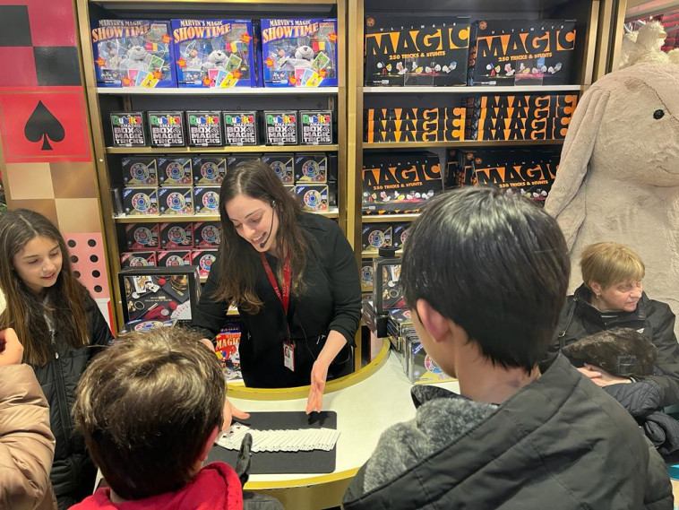 ''הקוסמת האישה הראשונה שעבדה שם''. הילה קרמר ב-FAO Schwartz ברוקפלר סנטר