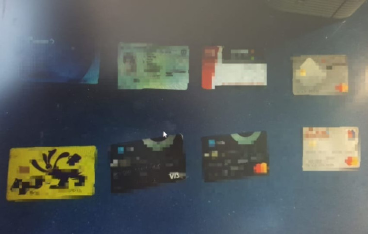 כרטיסי האשראי שנגנבו (צילום: דוברות המשטרה)