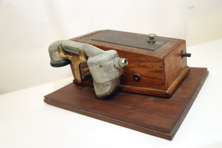 מכשיר טלפון מתוצרת חברת קליפורד וסאטון