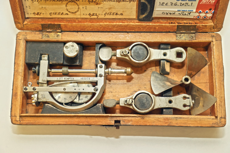 מכשיר למדידת מהירות זרימת מים