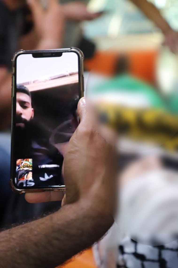 מהיב דארג'מה בשיחת טלפון מהכלא (צילום: רשתות ערביות)