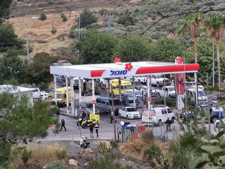 זירת הפיגוע בתחנת הדלק בעלי (צילום: נדב גולדשטיין/TPS)