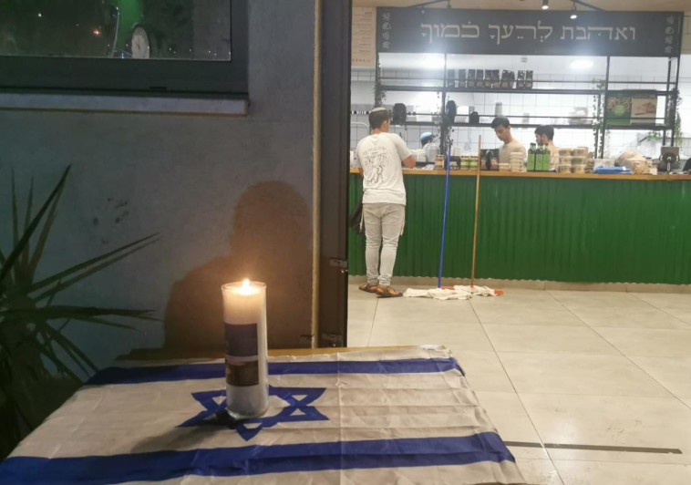 נר זיכרון שהודלק במסעדה בה התרחש הפיגוע בעלי