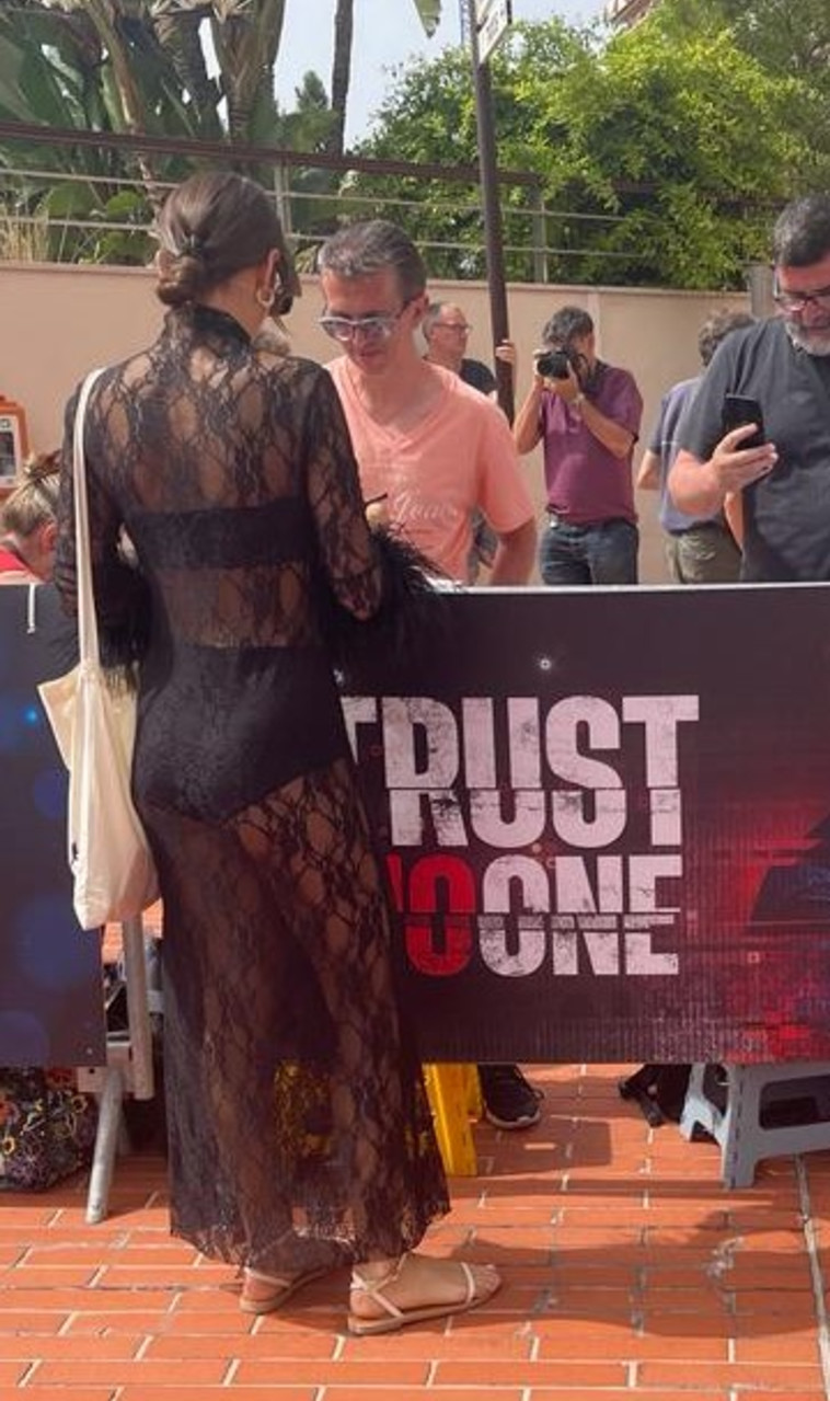 יעל אלקנה עם שמלת התחרה השחורה