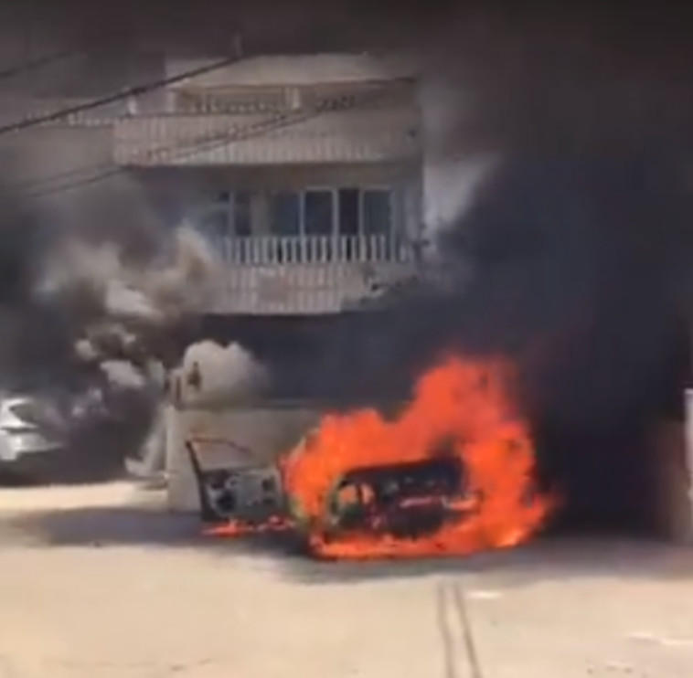 מתנחלים הציתו רכבי פלסטינים בכפר תורמוס עיא