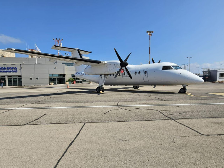 מטוס בשדה התעופה בחיפה