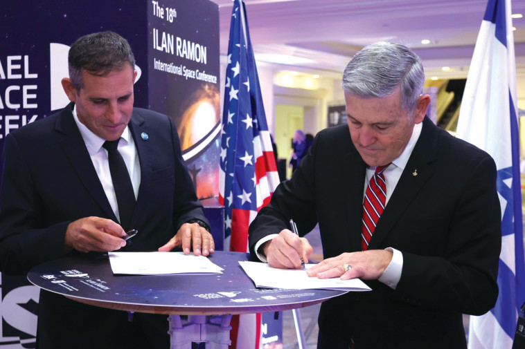 מנהל סוכנות החלל הישראלית אורי אורון (משמאל) וסגן ראש נאסא, רוברט (בוב) קבאנה (מימין)