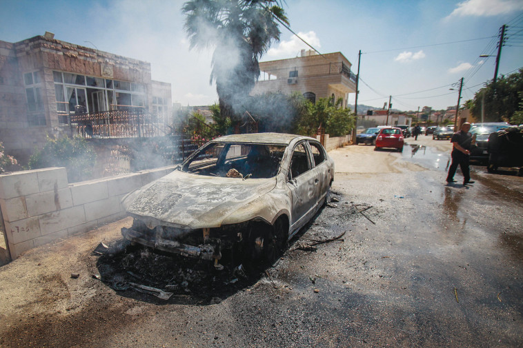 מכונית בוערת בג'נין (צילום: נאסר אישתיה, פלאש 90)