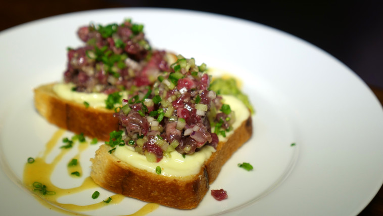 מסעדת Beina: טוסטוני בריוש עם טרטר בקר ורוטב איולי