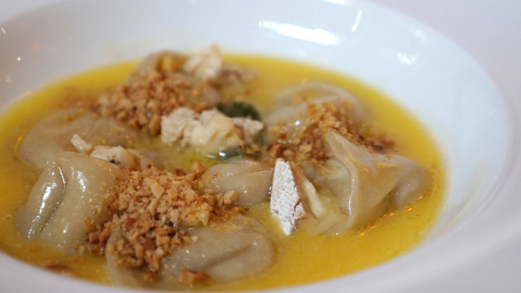 טורטוליני ממולא בשורש סלרי עם בלו בוואריה (מסעדת Beina)