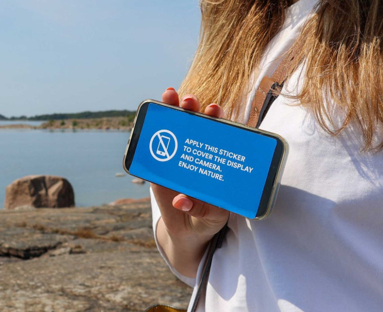 מדבקה על הפלאפון באי Ulko-Tammio, פינלנד (צילום: צילום מסך אינסטגרם)