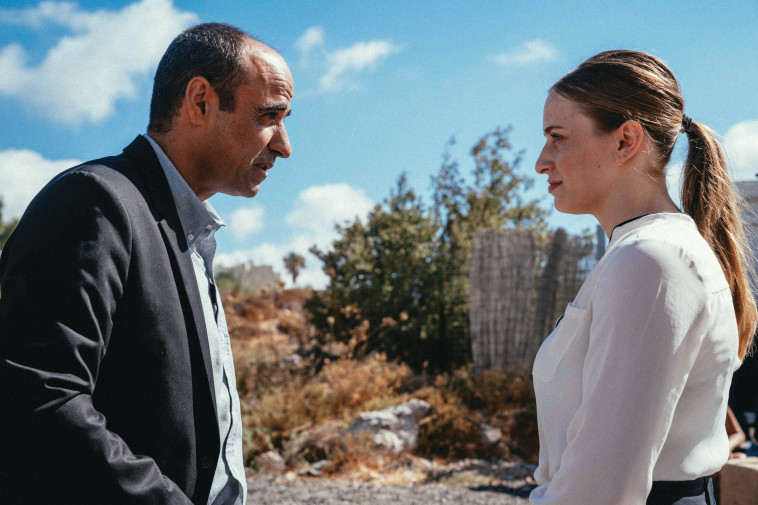 מתוך שמיים אדומים