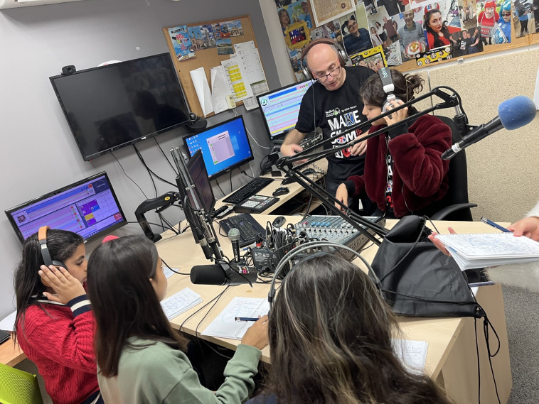 סדנת רדיו באנגלית לשדרן הצעיר. קייטנת הלן דורון