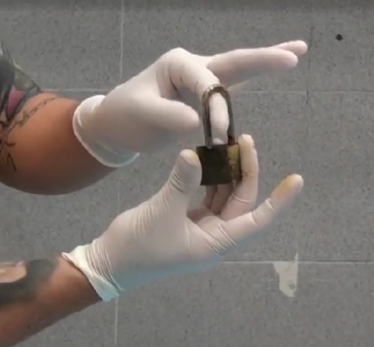 המנעול החלוד לאחר הסרתו