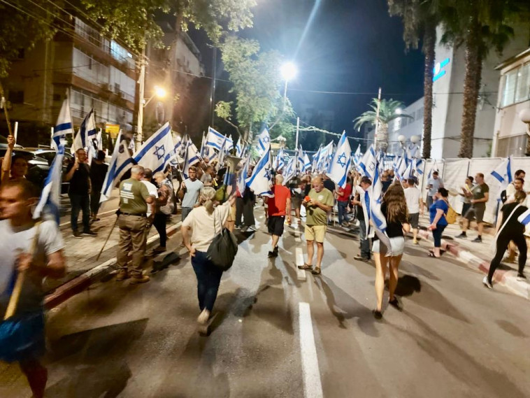 הפגנה מול משטרת פתח תקווה לאחר מעצר פעיל המחאה נגד הרפורמה