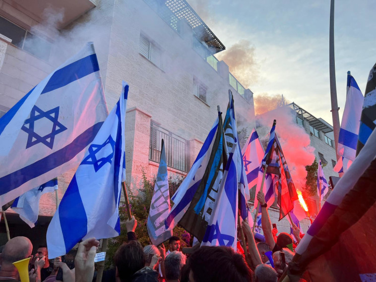 מחאה מול ביתו של יריב לוין  (צילום: מחאת המילואימניקים אחים לנשק)