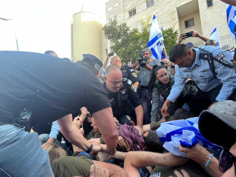 מפגינים מתעמתים עם השוטרים מול ביתו של השר לוין