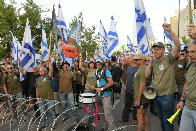הפגנה מול ביתו של יריב לוין  (צילום: מחאת המילואימניקים אחים לנשק)