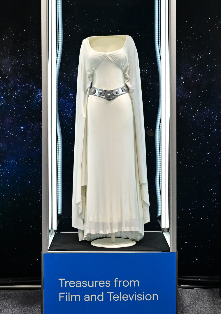 השמלה המפורסמת של הנסיכה ליה במלחמת הכוכבים (צילום: FREDERIC J. BROWN/AFP via Getty Images)