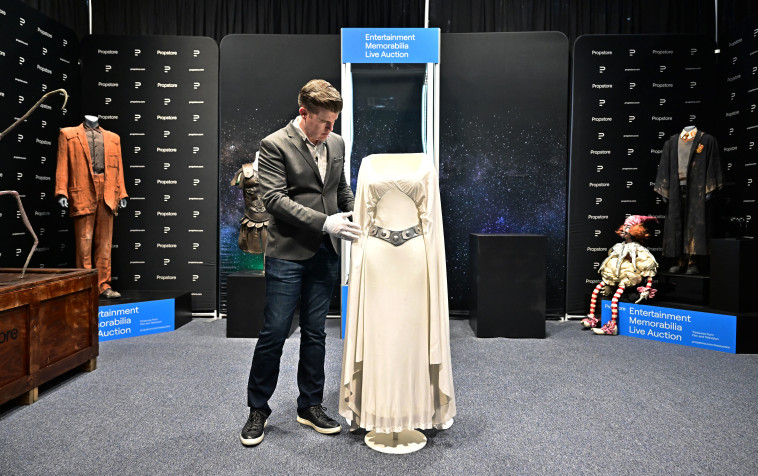 השמלה המפורסמת של הנסיכה ליה במלחמת הכוכבים (צילום:  FREDERIC J. BROWN/AFP via Getty Images)