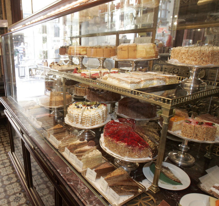 הויטרינה בקפה דמל (צילום: REUTERS/Herwig Prammer