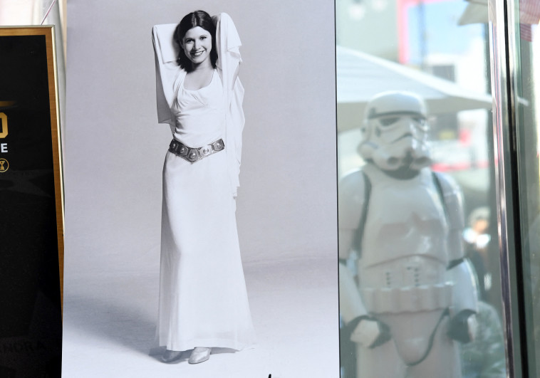 קארי פישר בשמלה של הנסיכה ליה