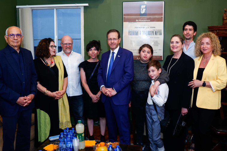 הנשיא הרצוג וצוות תאטרון גשר בערב הבכורה של ''האבות והאמהות''