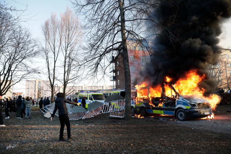 עימותים בעיר אורברו, שוודיה, בעקבות הכוונה לשרוף ספר קוראן (צילום: ANDERS WIKLUND/TT News Agency/AFP via Getty Images)