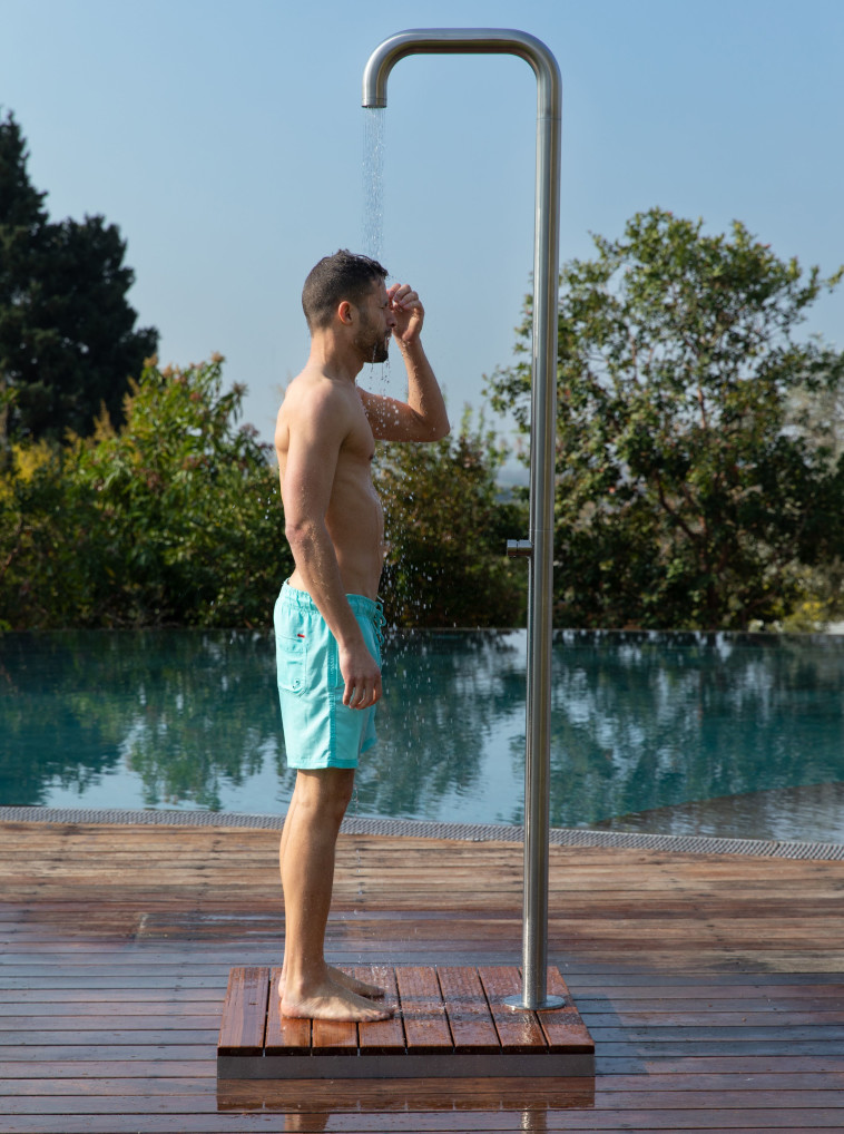 מקלחון חוץ נירוסטה עם משטח עמידה