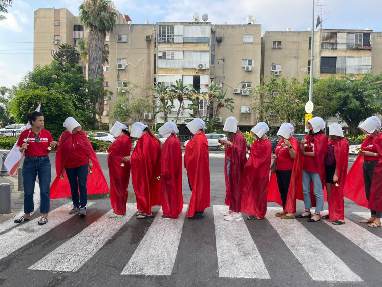 מחאת בונות אלטרנטיבה מול ביתה של מאי גולן (צילום: בונות אלטרנטיבה)