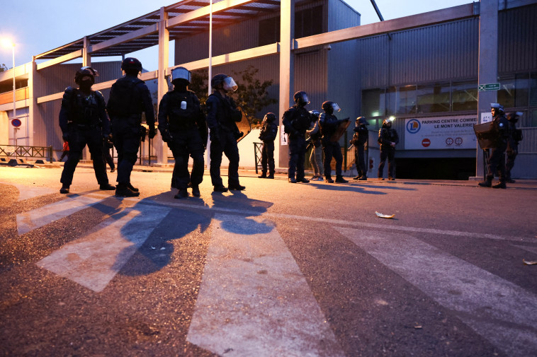 כוחות משטרה בזירה בה נורה למוות הצעיר הצרפתי (צילום: REUTERS/Stephanie Lecocq)