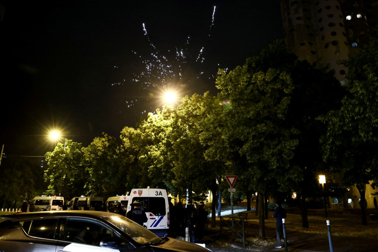 ירי זיקוקים על שוטרים לאחר האירוע בפריז (צילום: REUTERS/Stephanie Lecocq)