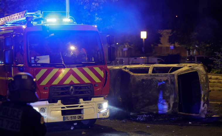 מכוניות הוצתו במהלך העימותים האלימים בפריז (צילום: AFP via Getty Images)