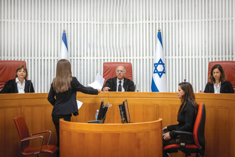 השופט נועם סולברג בראש הרכב