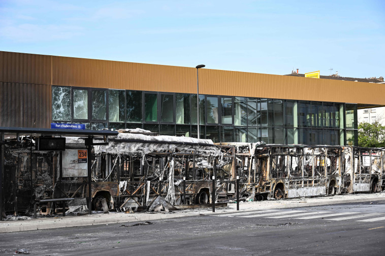 פריז: מתפרעים הציתו טרמינל אוטובוסים