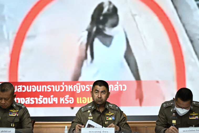 משטרת תאילנד לאחר המעצר של סרראט רנגסיוותפורן (צילום: AFP via Getty Images)