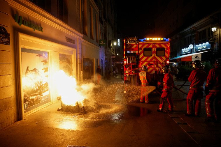 מהומות ברחבי צרפת  (צילום: REUTERS/Juan Medina)