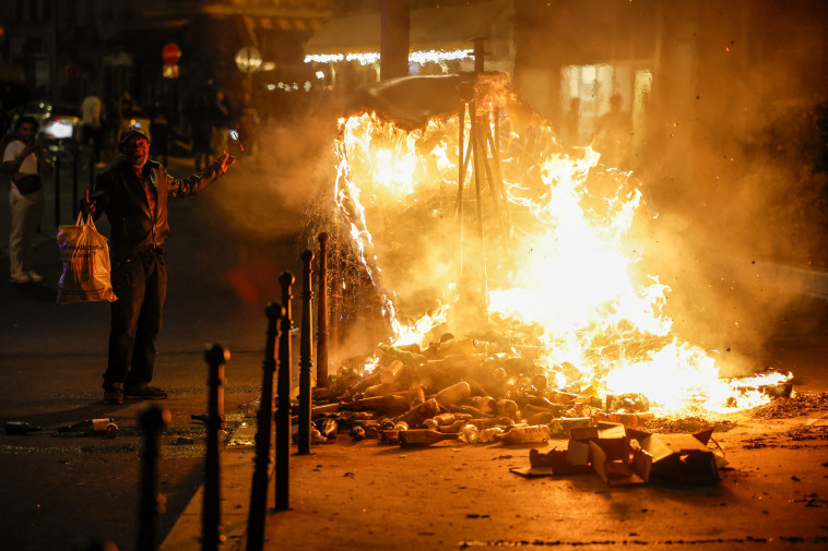 ליל מהומות נוסף בצרפת  (צילום: REUTERS/Juan Medina)
