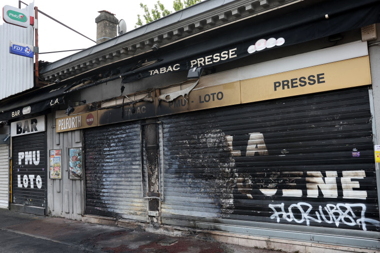 הצתת חנות בעיר טאלנס (צילום: AFP via Getty Images)