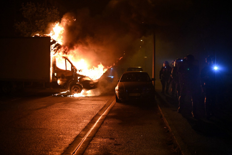 משאית שהוצתה בעיר נאנט (צילום: AFP via Getty Images)