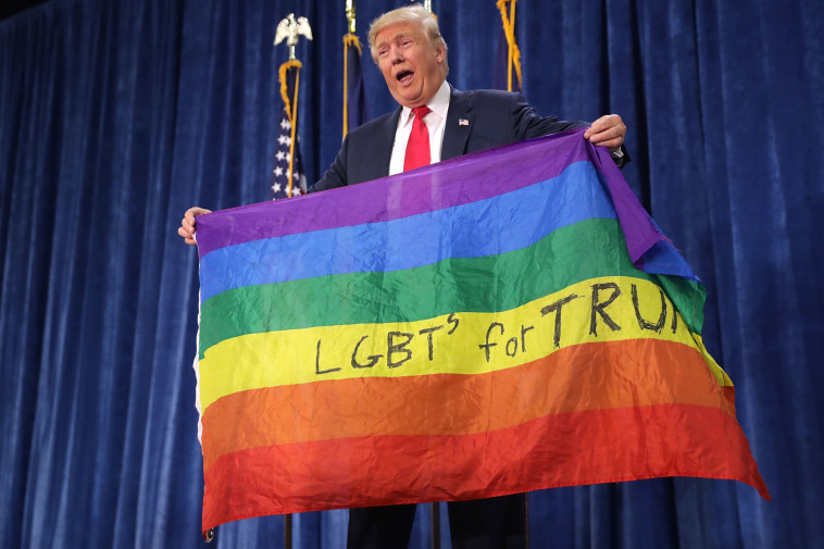 טראמפ מניף את דגל הגאווה בקמפיין הבחירות ב-2016 (צילום: Chip Somodevilla/Getty Images)