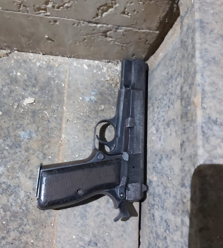 האקדח שעל פי החשד נתפס ברשותם