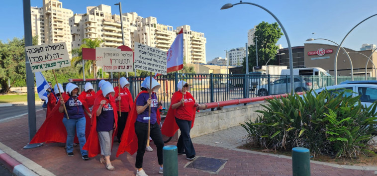 מחאה מול ביתה של מיכל וולדיגר (צילום: בונות אלטרנטיבה)