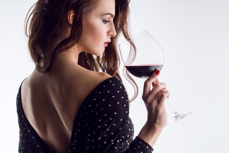 יין אדום עשוי לסייע לנשים ולגברים ליהנות מחיי מין בריאים (צילום: אינג'אימג')