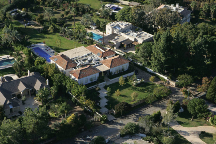 צילום אוויר של וילות  ביישוב סביון 