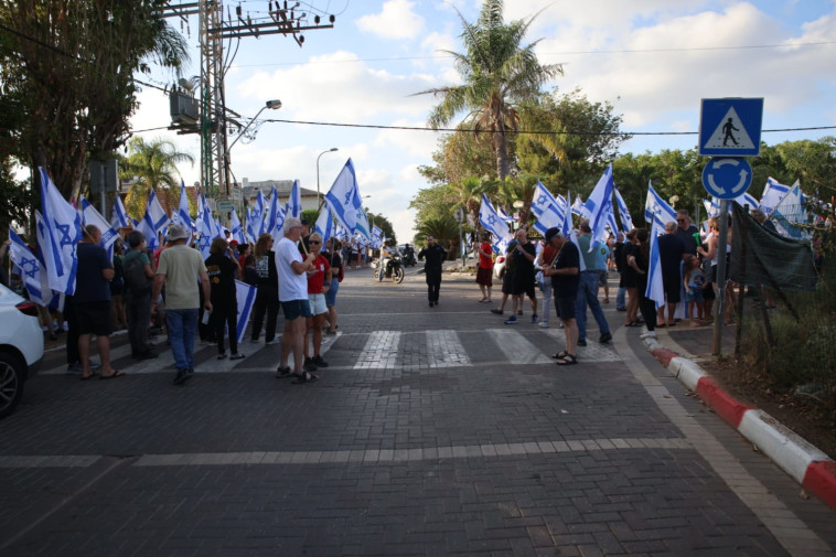 הפגנה מול ביתו של יואב קיש  (צילום: אילן פיגנבוים)