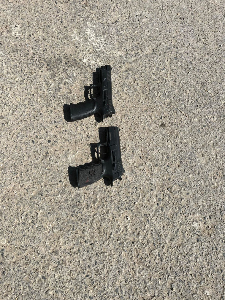 הנשקים החשודים ששימשו לביצוע הפיגוע בהר ברכה  (צילום: דובר צה''ל)